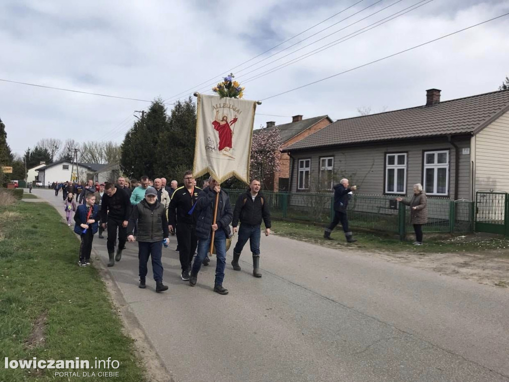 W Bobrownikach chorągwiarze święcili pola i domy