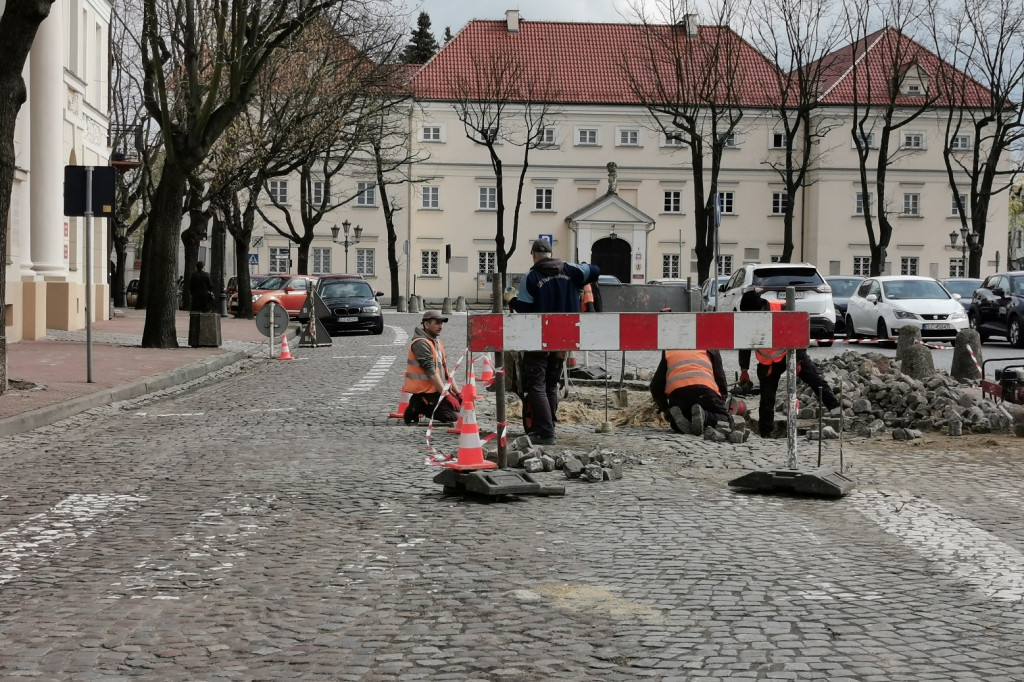 ZUM poprawia nawierzchnię przed ratuszem
