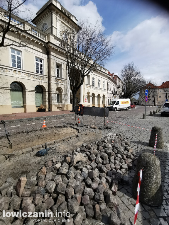 ZUM poprawia nawierzchnię przed ratuszem