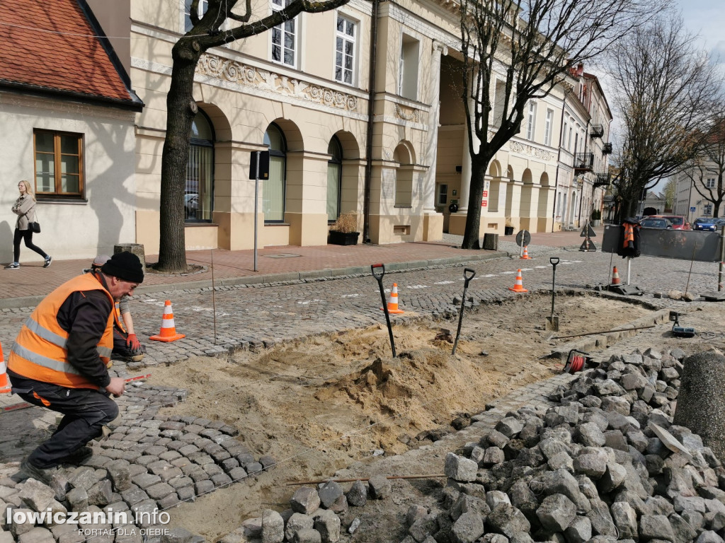 ZUM poprawia nawierzchnię przed ratuszem