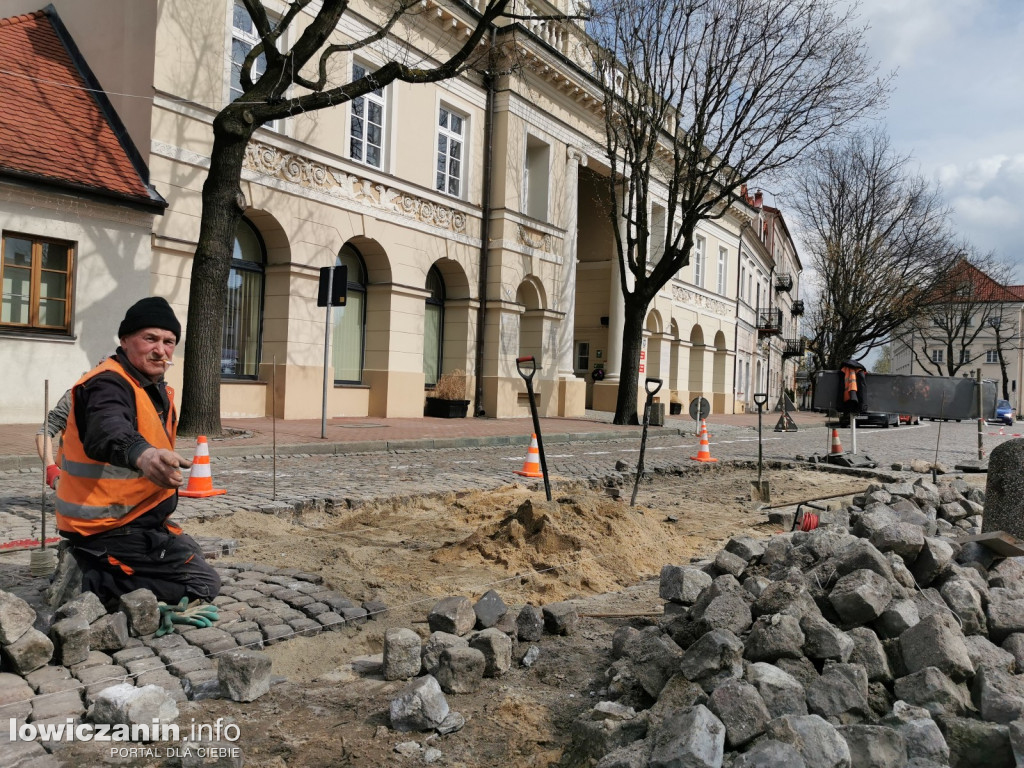 ZUM poprawia nawierzchnię przed ratuszem