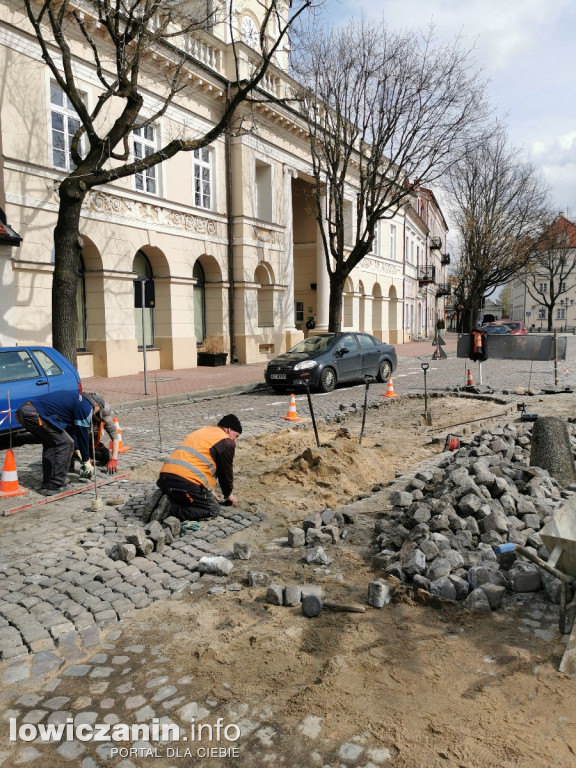 ZUM poprawia nawierzchnię przed ratuszem