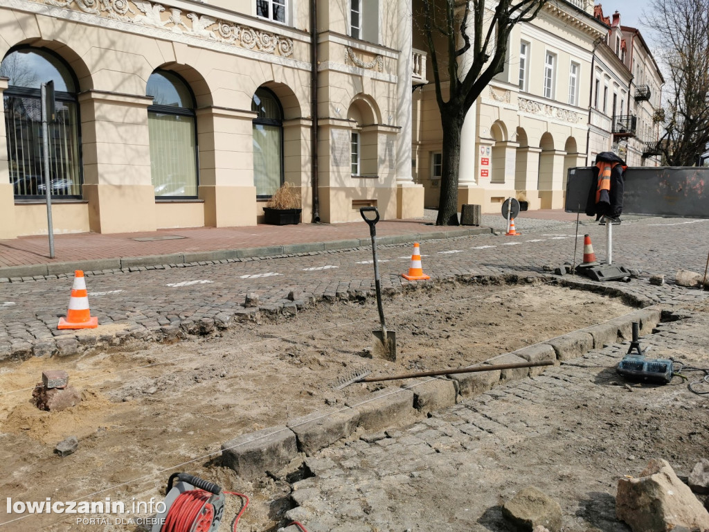 ZUM poprawia nawierzchnię przed ratuszem