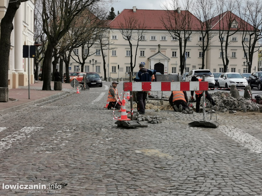 ZUM poprawia nawierzchnię przed ratuszem