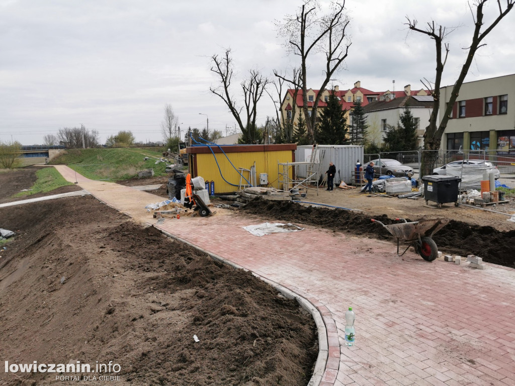 Łowicz. Montaż barier na moście