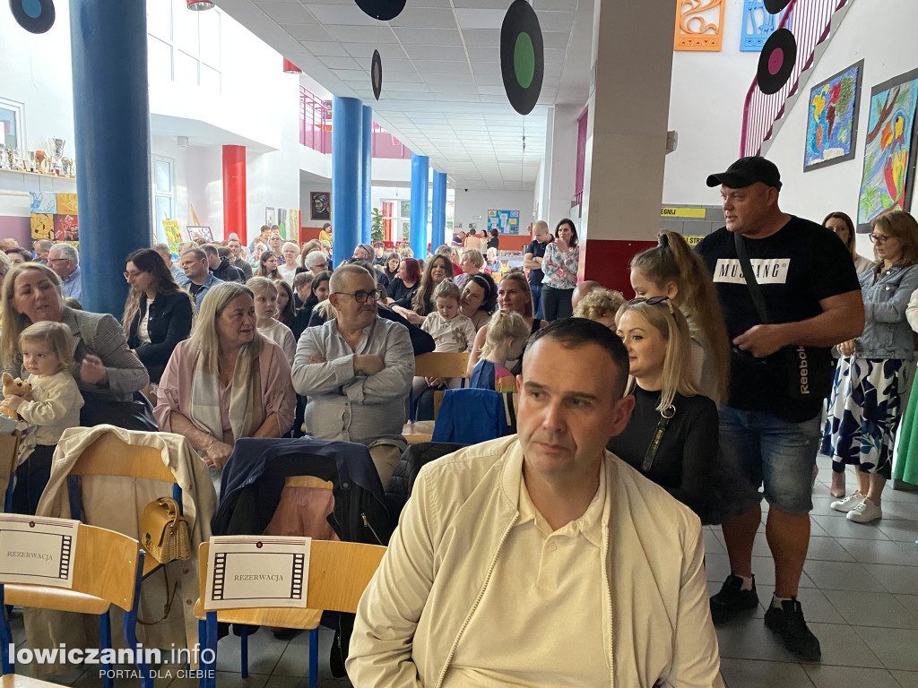 W głowieńskiej SP2 zabrzmiały piosenki z dawnych lat