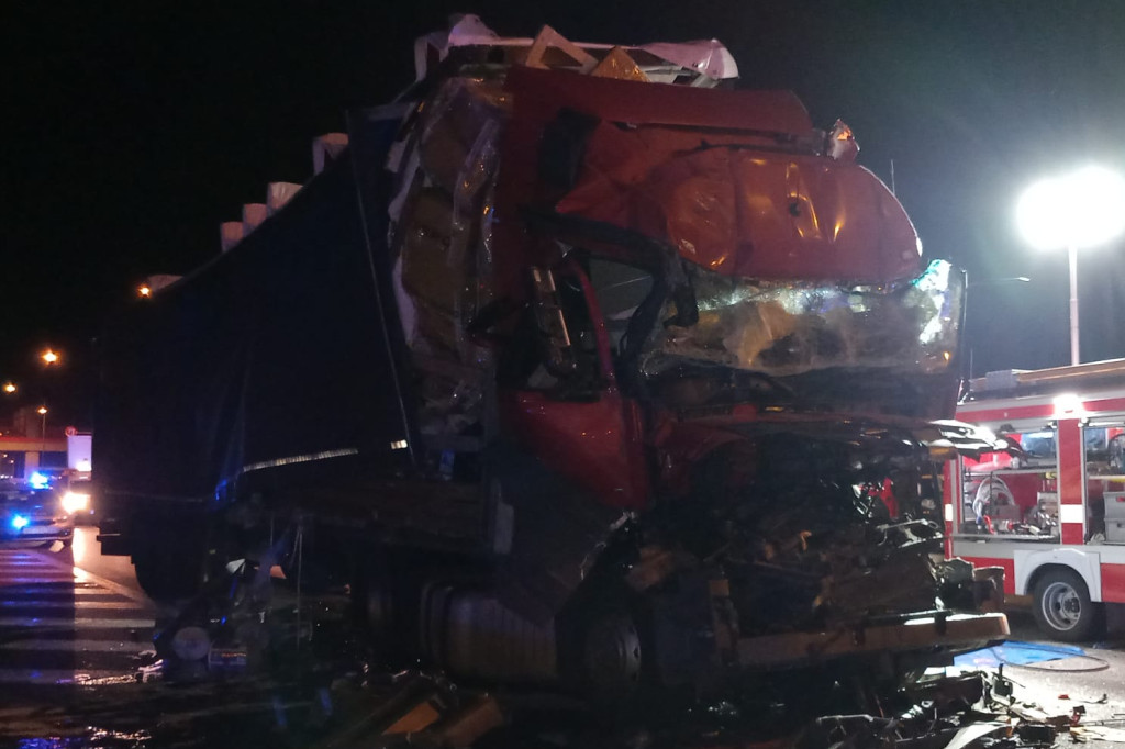 Wypadek na A2 - zderzenie dwóch TIRów