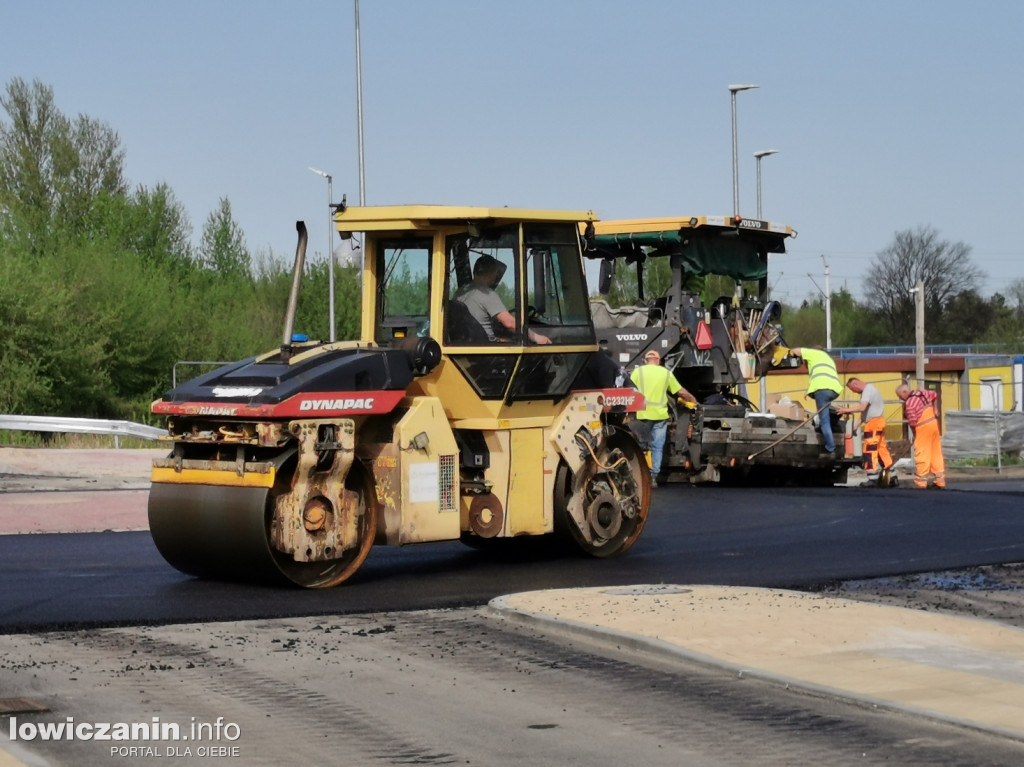 Układanie ostatniej warstwy asfaltu na moście w Łowiczu