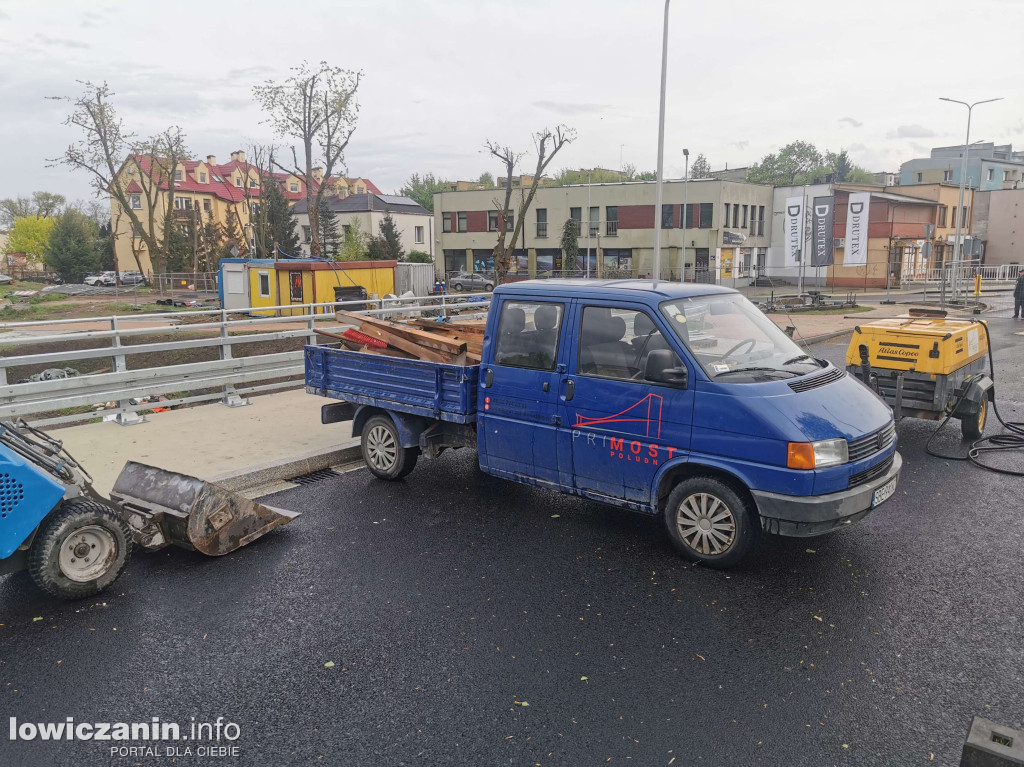 Piesi mogą przejść nowym mostem na drugą stronę rzeki