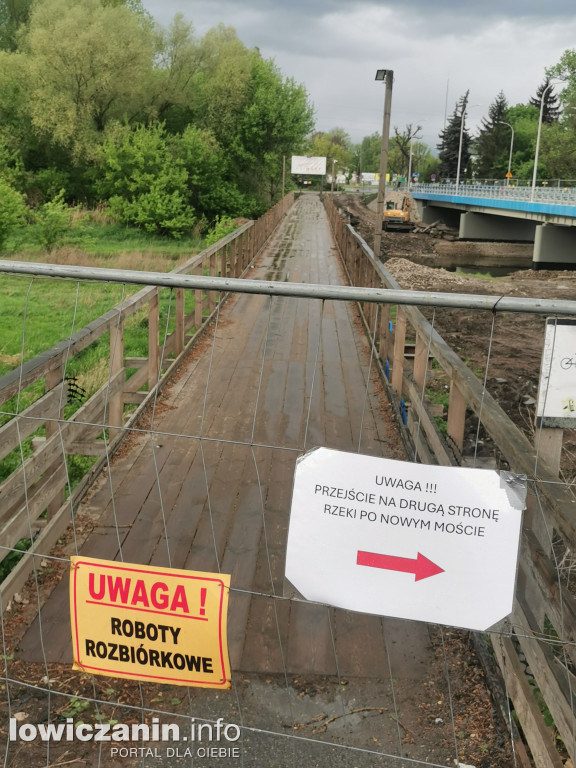 Piesi mogą przejść nowym mostem na drugą stronę rzeki