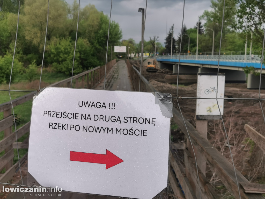 Piesi mogą przejść nowym mostem na drugą stronę rzeki