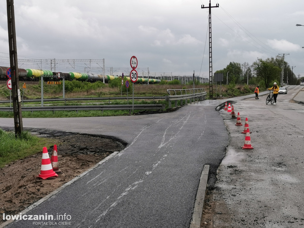 Asfaltowanie ścieżki rowerowej przez Zielkowice