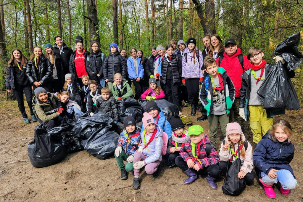 Dzień Ziemi. Łowiccy harcerze posprzątali las w Arkadii