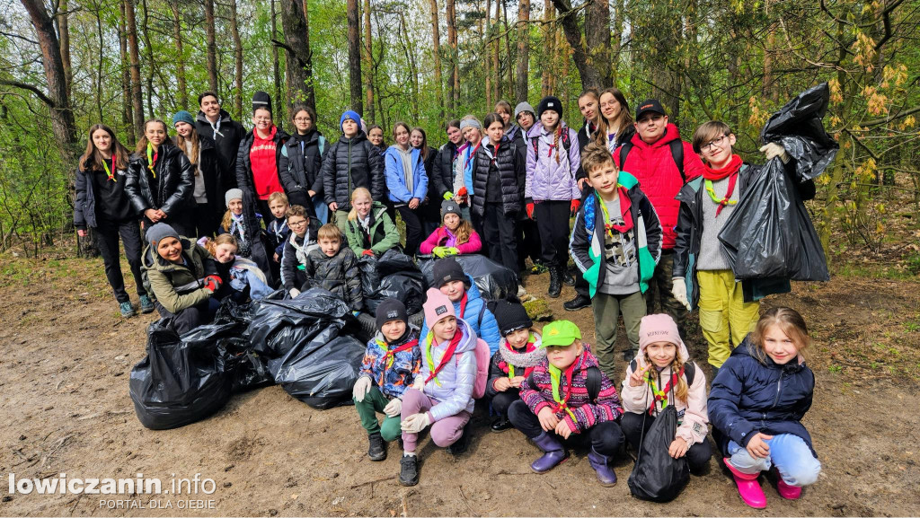 Dzień Ziemi. Łowiccy harcerze posprzątali las w Arkadii