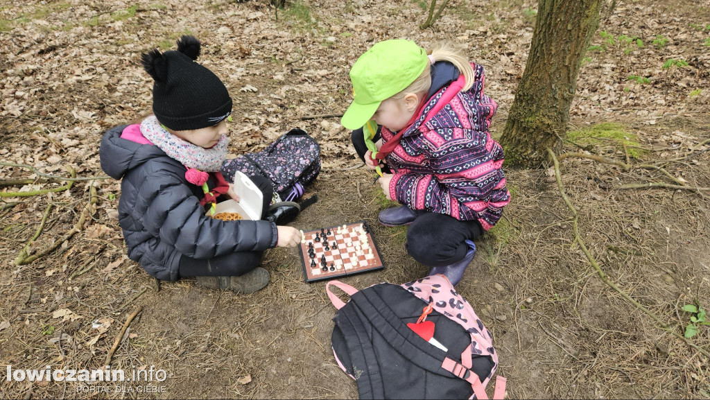 Dzień Ziemi. Łowiccy harcerze posprzątali las w Arkadii
