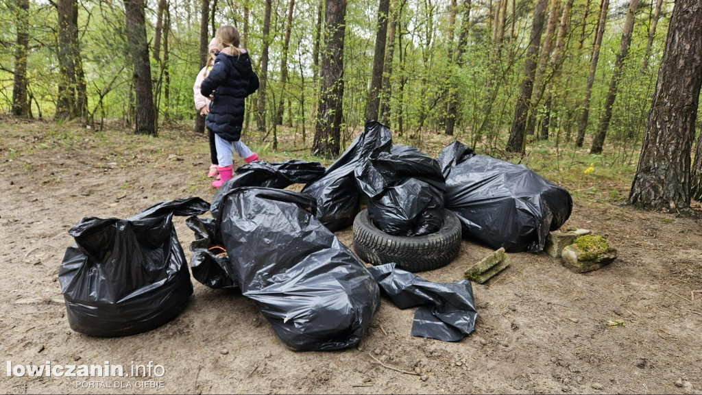 Dzień Ziemi. Łowiccy harcerze posprzątali las w Arkadii