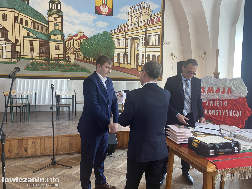 Łowicz. Szkoła na Podrzecznej żegna maturzystów (FOTO)