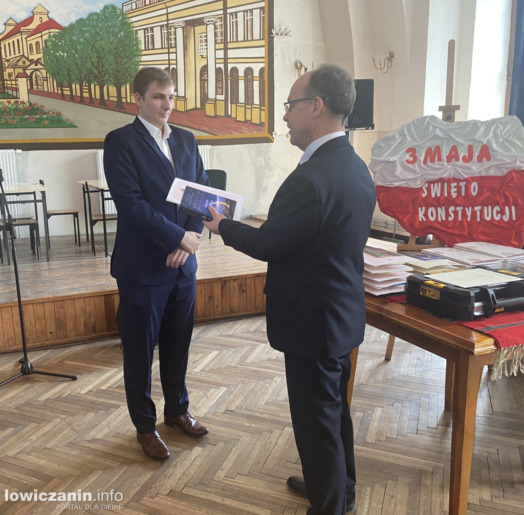Łowicz. Szkoła na Podrzecznej żegna maturzystów (FOTO)