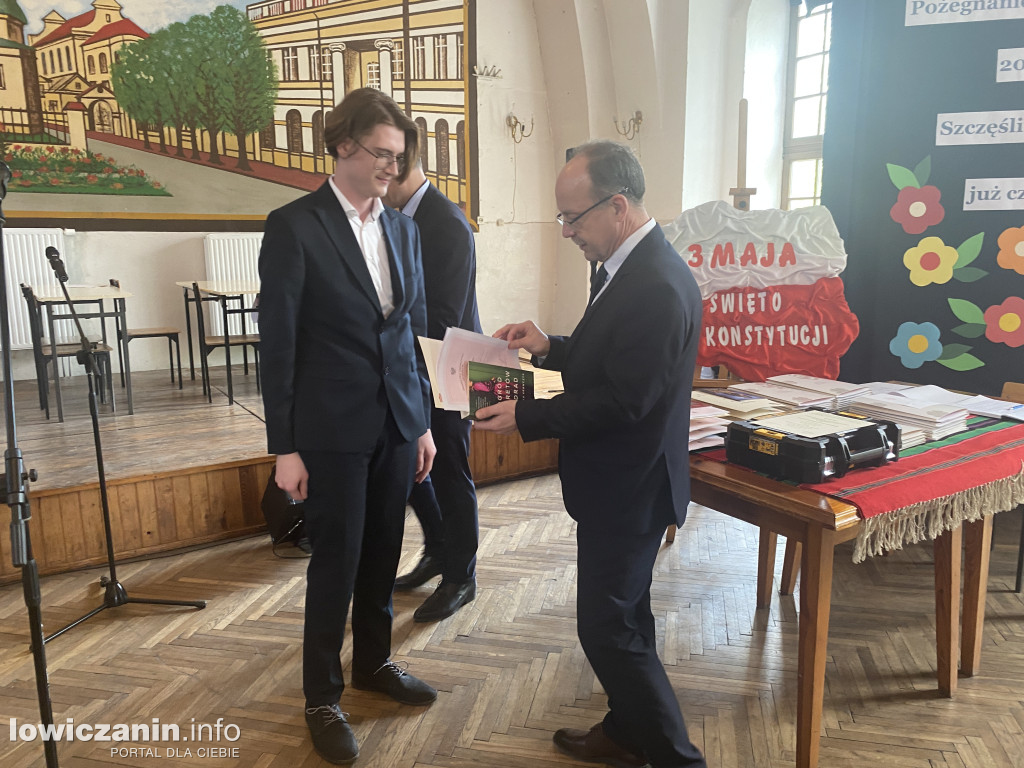 Łowicz. Szkoła na Podrzecznej żegna maturzystów (FOTO)