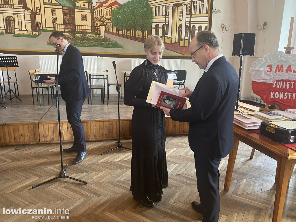 Łowicz. Szkoła na Podrzecznej żegna maturzystów (FOTO)