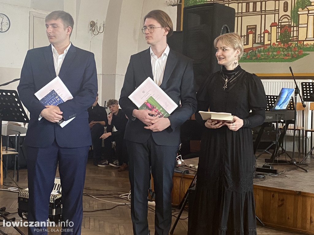 Łowicz. Szkoła na Podrzecznej żegna maturzystów (FOTO)