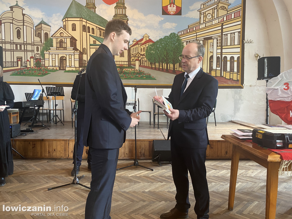 Łowicz. Szkoła na Podrzecznej żegna maturzystów (FOTO)