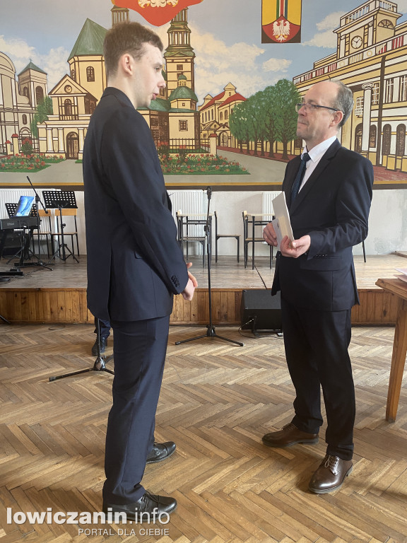 Łowicz. Szkoła na Podrzecznej żegna maturzystów (FOTO)