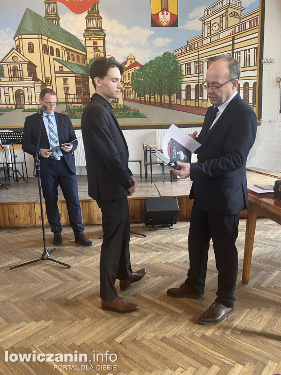Łowicz. Szkoła na Podrzecznej żegna maturzystów (FOTO)