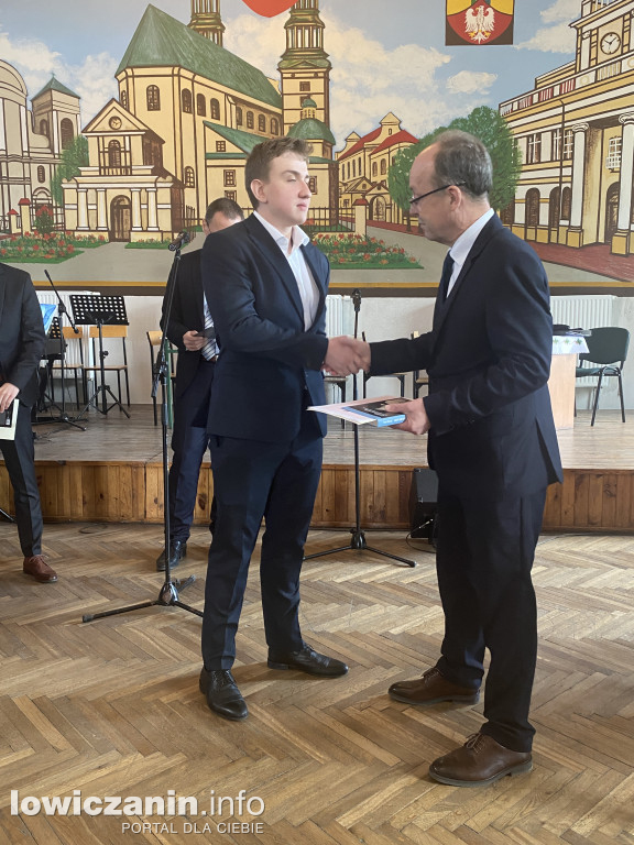Łowicz. Szkoła na Podrzecznej żegna maturzystów (FOTO)
