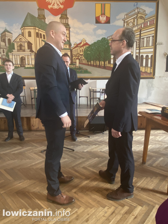Łowicz. Szkoła na Podrzecznej żegna maturzystów (FOTO)