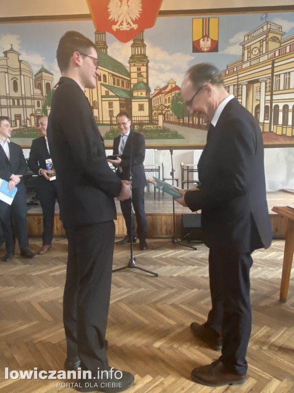 Łowicz. Szkoła na Podrzecznej żegna maturzystów (FOTO)