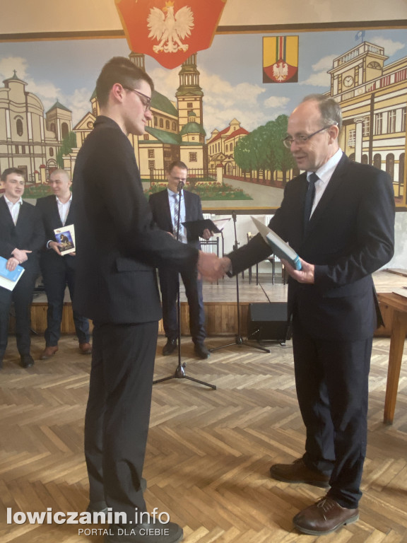 Łowicz. Szkoła na Podrzecznej żegna maturzystów (FOTO)