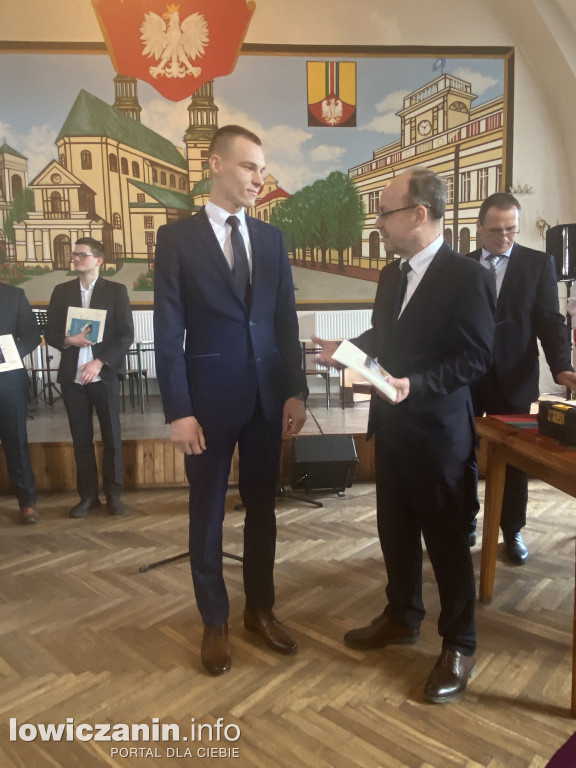 Łowicz. Szkoła na Podrzecznej żegna maturzystów (FOTO)