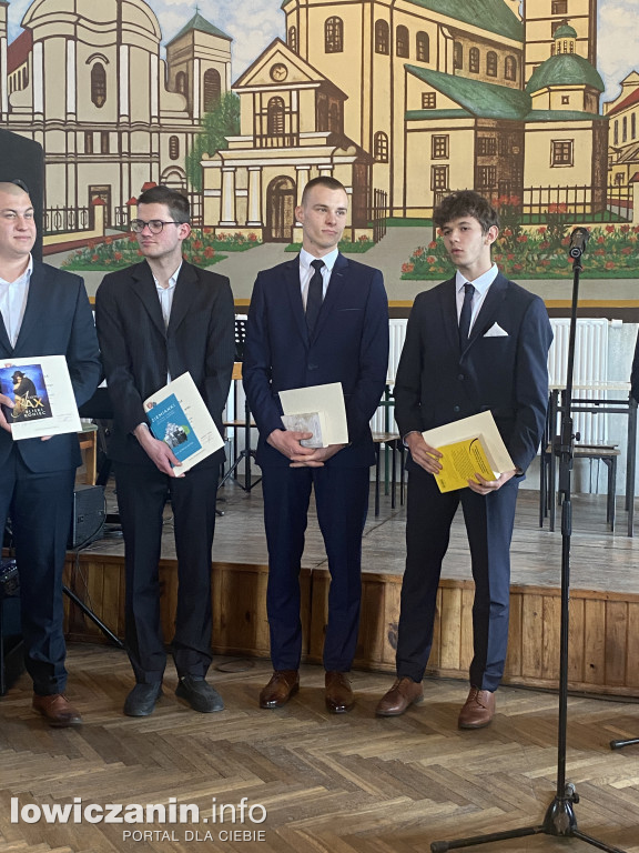 Łowicz. Szkoła na Podrzecznej żegna maturzystów (FOTO)
