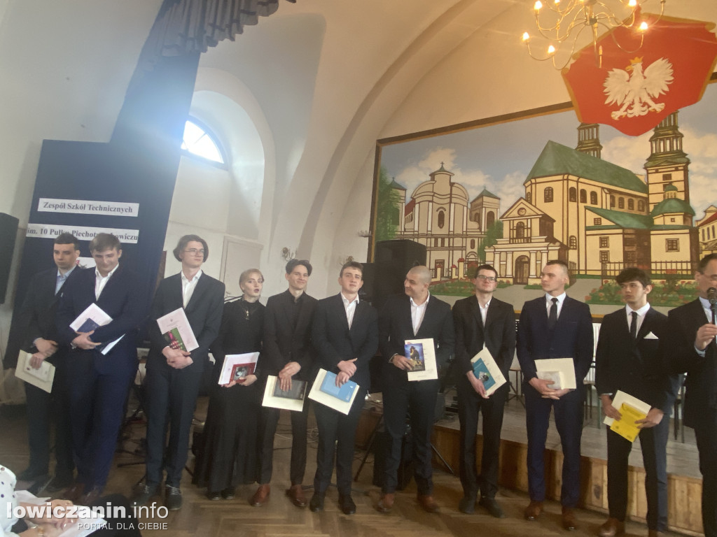 Łowicz. Szkoła na Podrzecznej żegna maturzystów (FOTO)