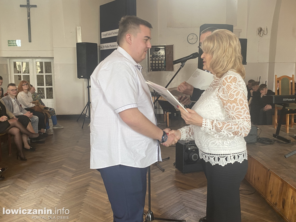 Łowicz. Szkoła na Podrzecznej żegna maturzystów (FOTO)
