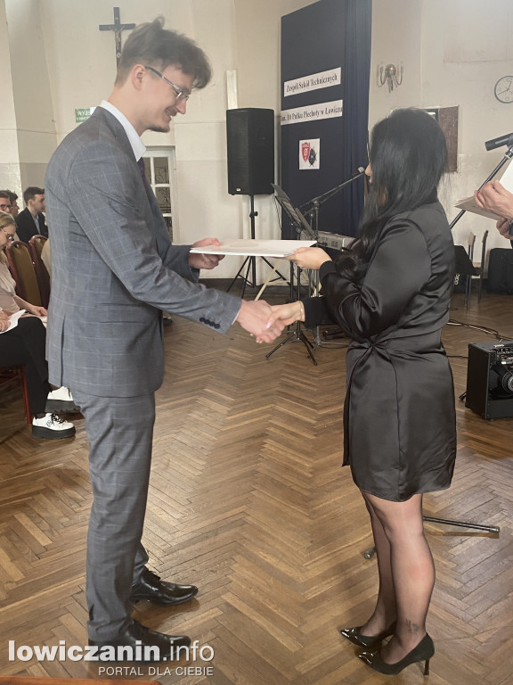 Łowicz. Szkoła na Podrzecznej żegna maturzystów (FOTO)