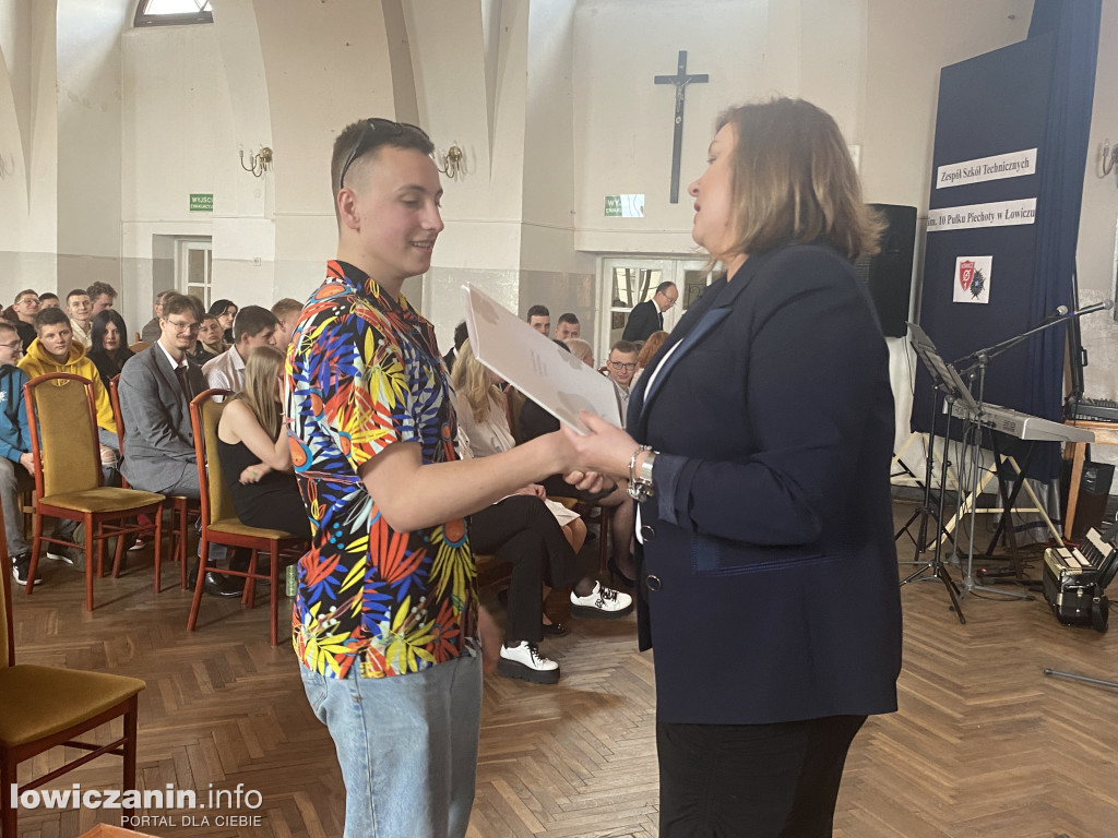 Łowicz. Szkoła na Podrzecznej żegna maturzystów (FOTO)
