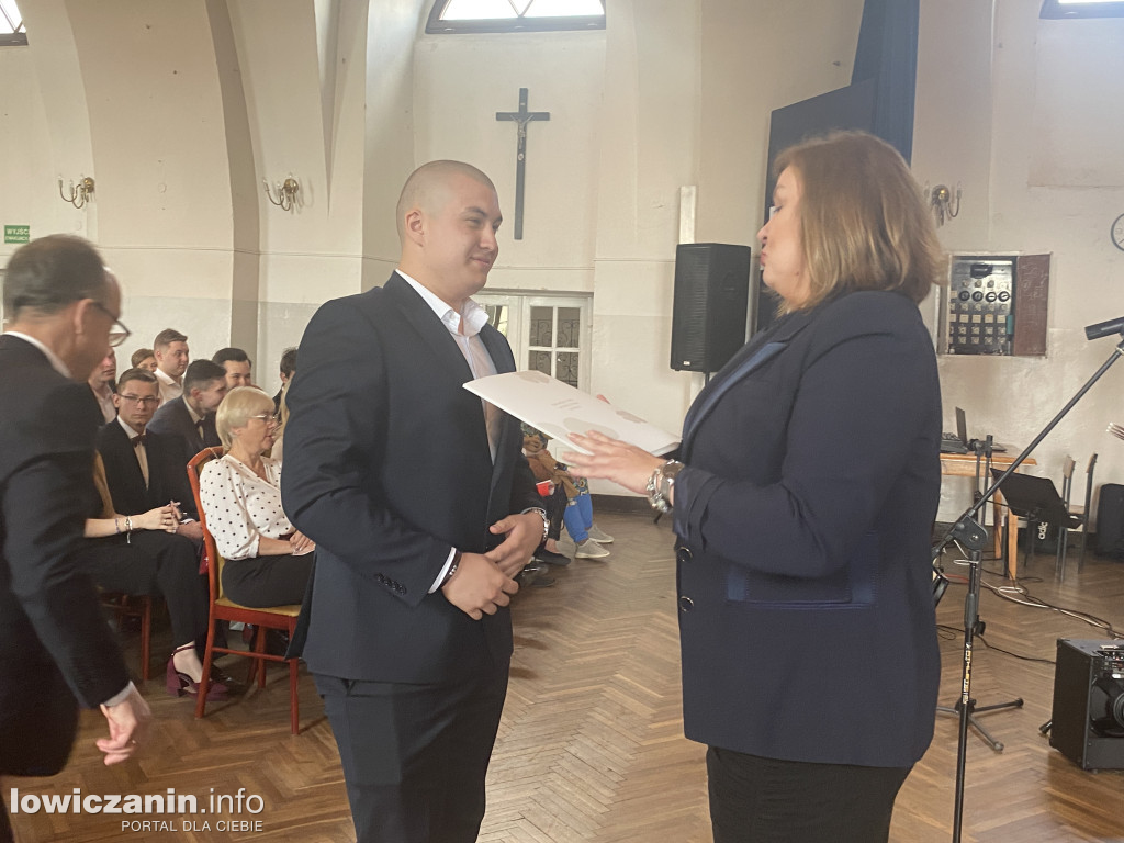 Łowicz. Szkoła na Podrzecznej żegna maturzystów (FOTO)