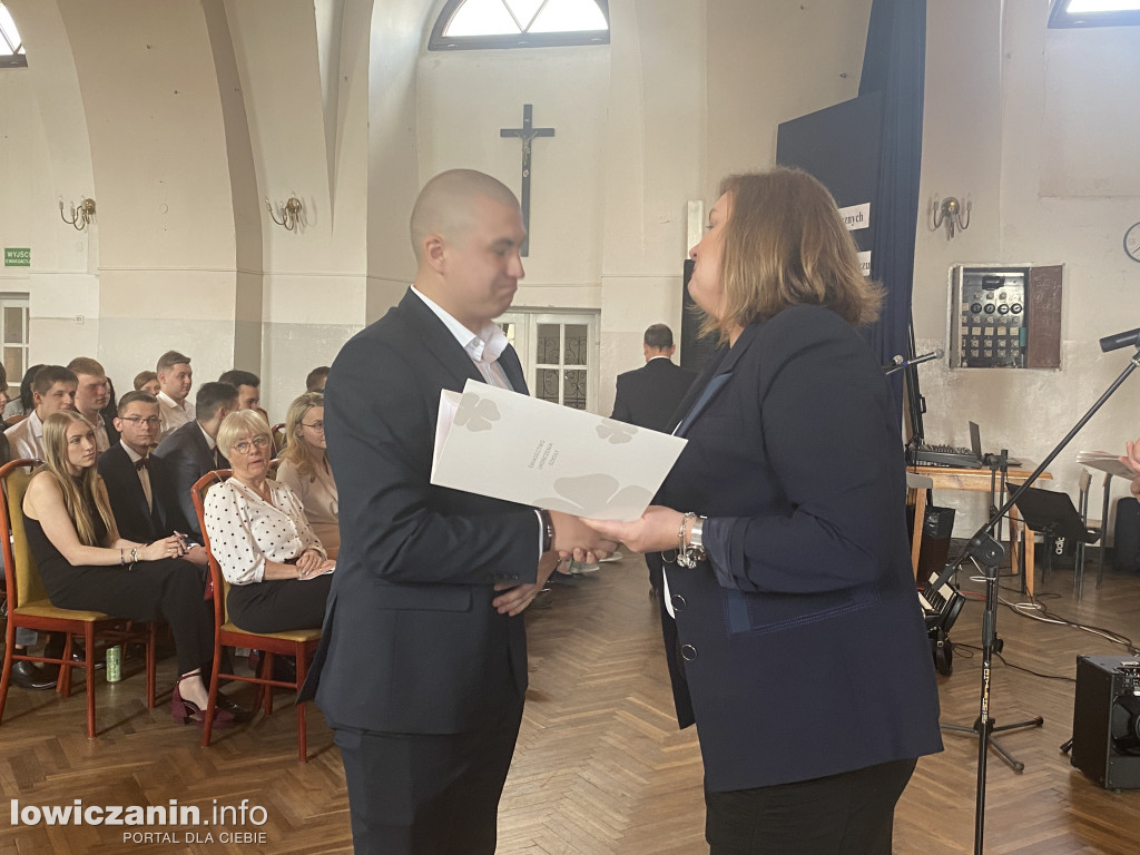 Łowicz. Szkoła na Podrzecznej żegna maturzystów (FOTO)