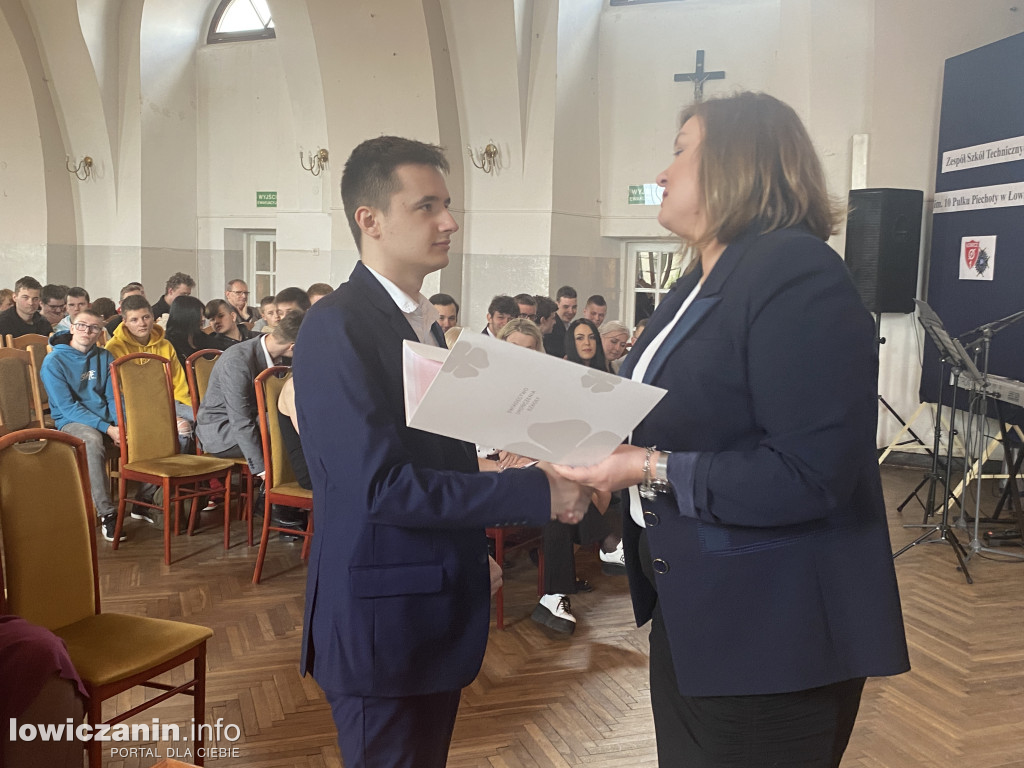 Łowicz. Szkoła na Podrzecznej żegna maturzystów (FOTO)