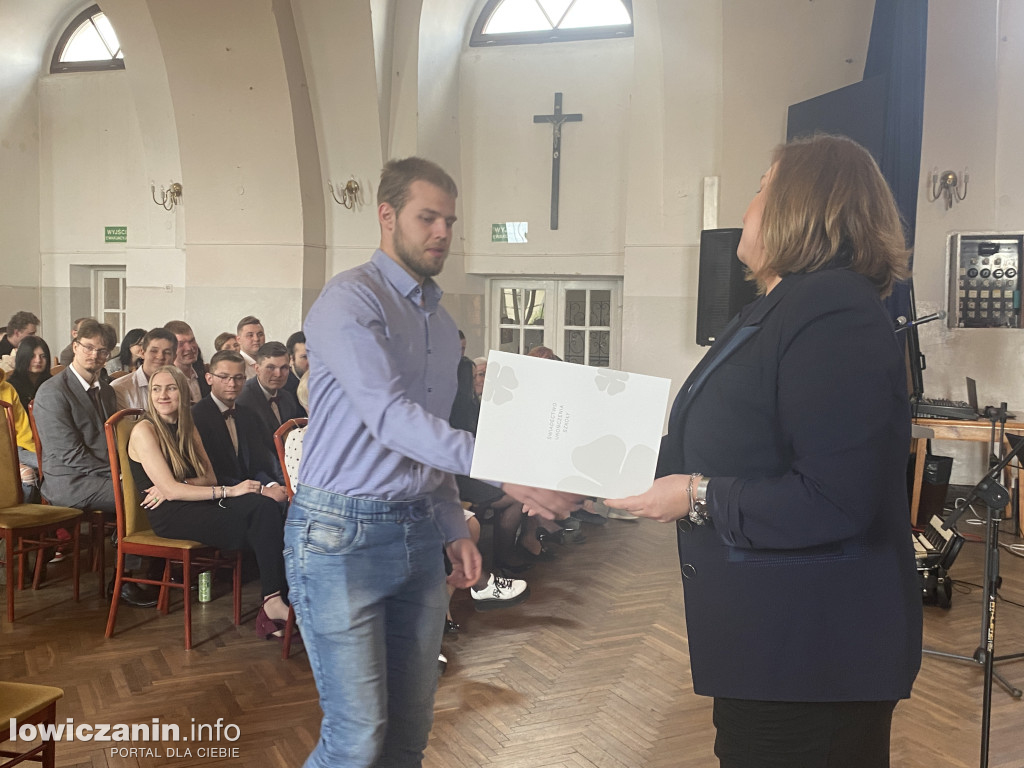 Łowicz. Szkoła na Podrzecznej żegna maturzystów (FOTO)