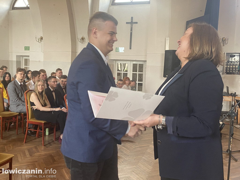 Łowicz. Szkoła na Podrzecznej żegna maturzystów (FOTO)