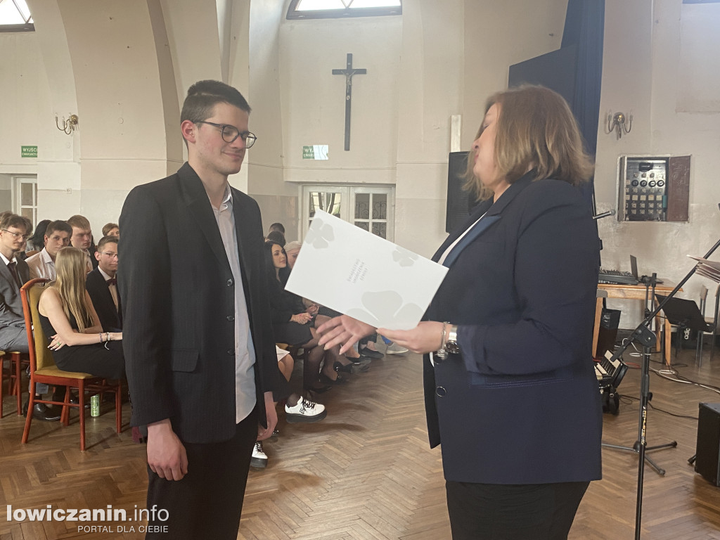 Łowicz. Szkoła na Podrzecznej żegna maturzystów (FOTO)