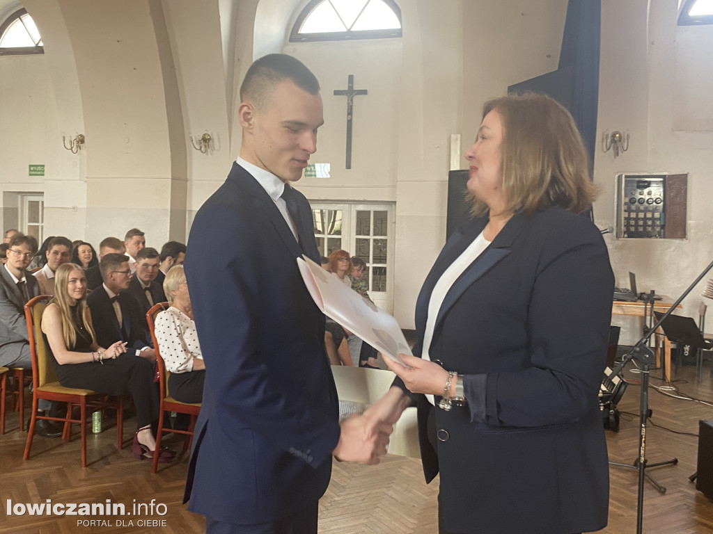 Łowicz. Szkoła na Podrzecznej żegna maturzystów (FOTO)