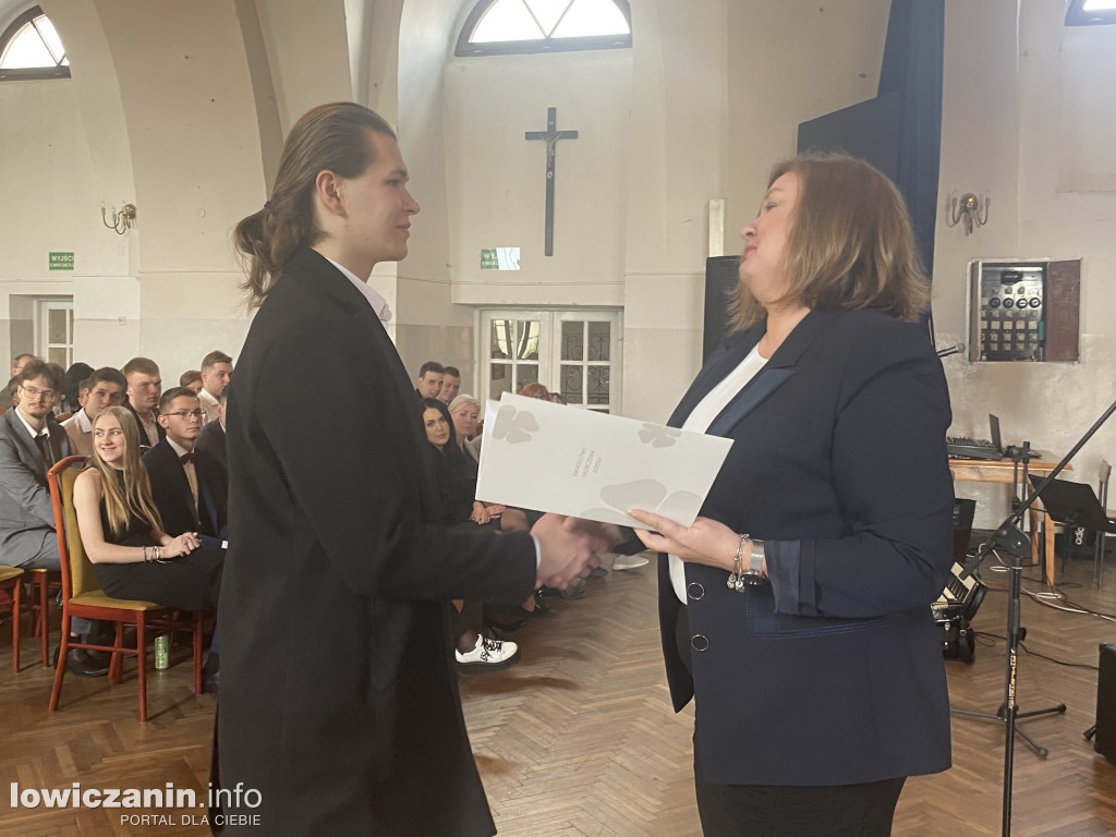 Łowicz. Szkoła na Podrzecznej żegna maturzystów (FOTO)