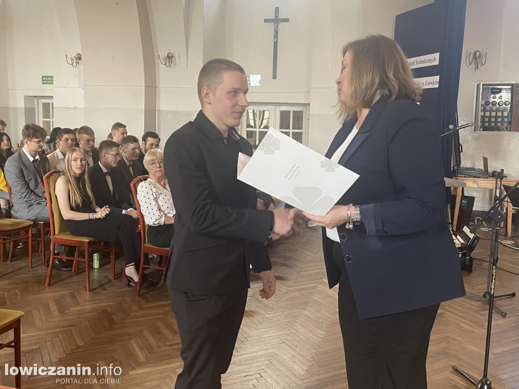 Łowicz. Szkoła na Podrzecznej żegna maturzystów (FOTO)