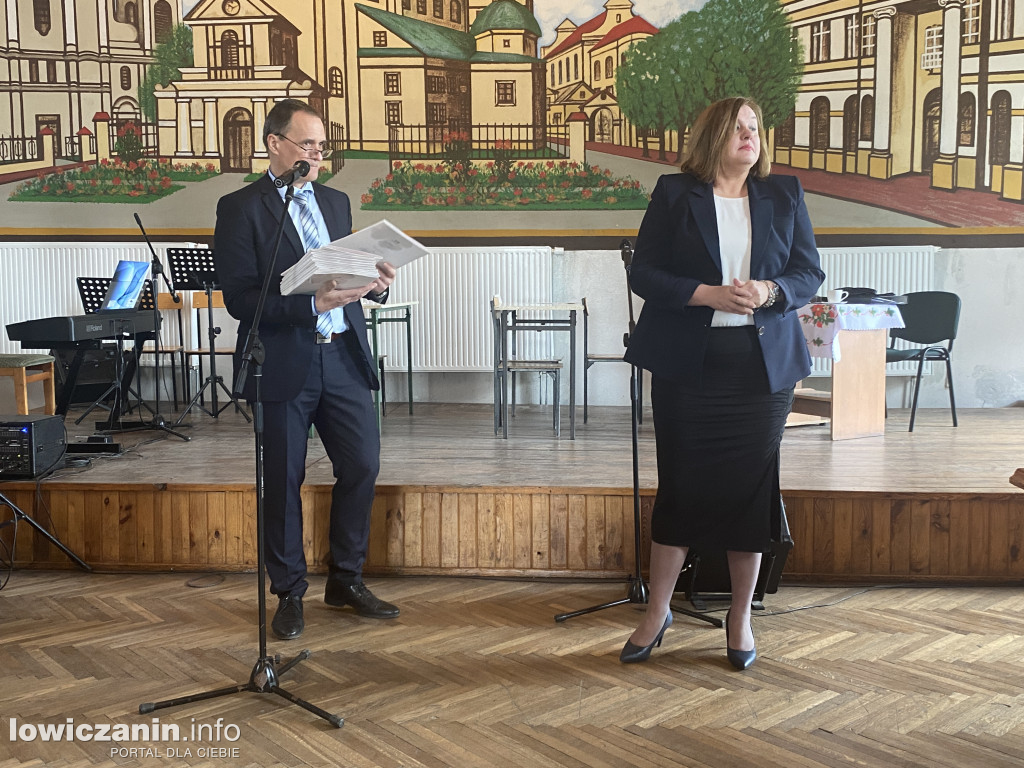 Łowicz. Szkoła na Podrzecznej żegna maturzystów (FOTO)
