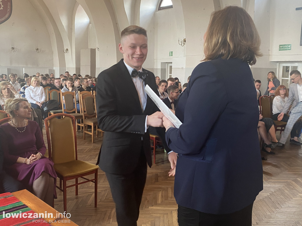 Łowicz. Szkoła na Podrzecznej żegna maturzystów (FOTO)