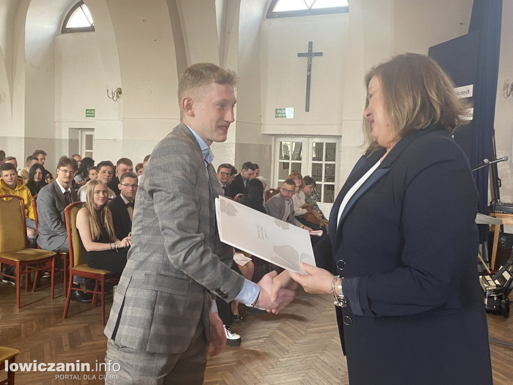 Łowicz. Szkoła na Podrzecznej żegna maturzystów (FOTO)